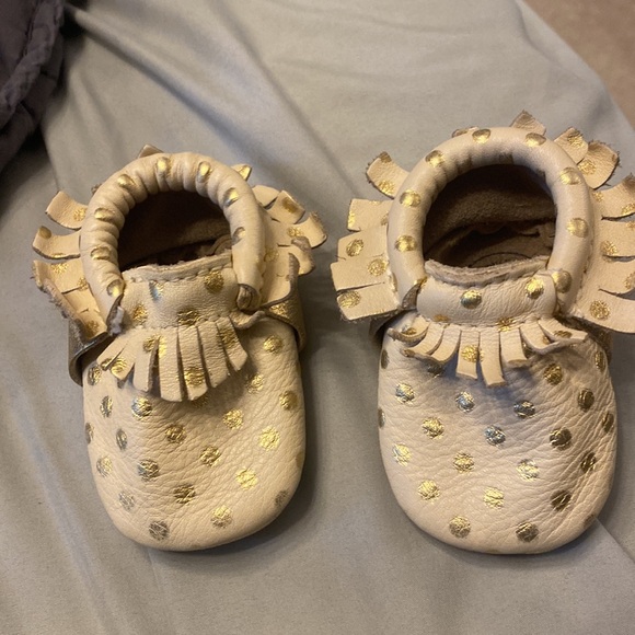 Freshly Picked Gold & Cream polka dot mocs size 1 - Picture 7 of 8
